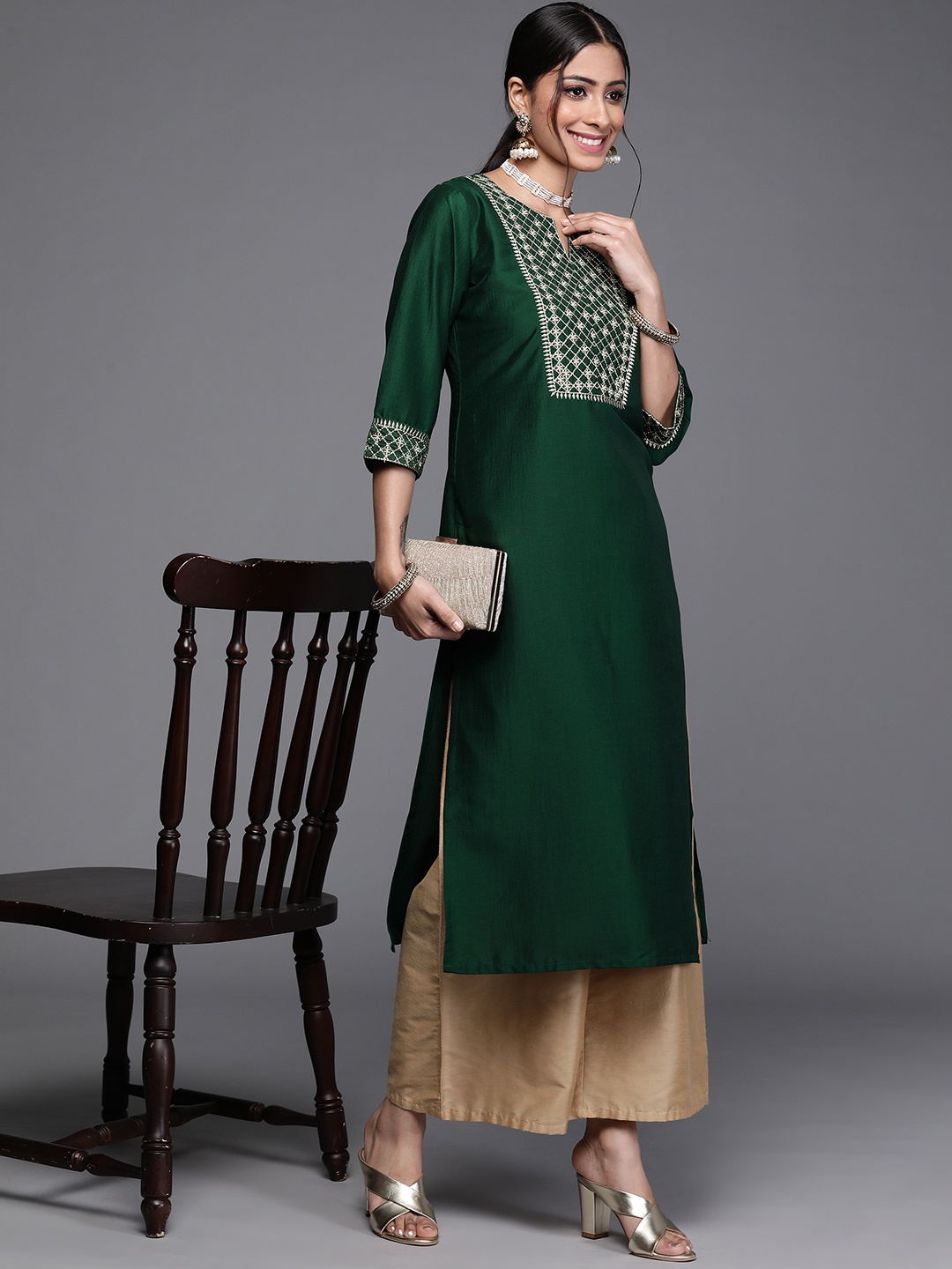 

Libas Women Green & Gold-Toned Floral Embroidered Thread Work Chanderi Silk Kurta