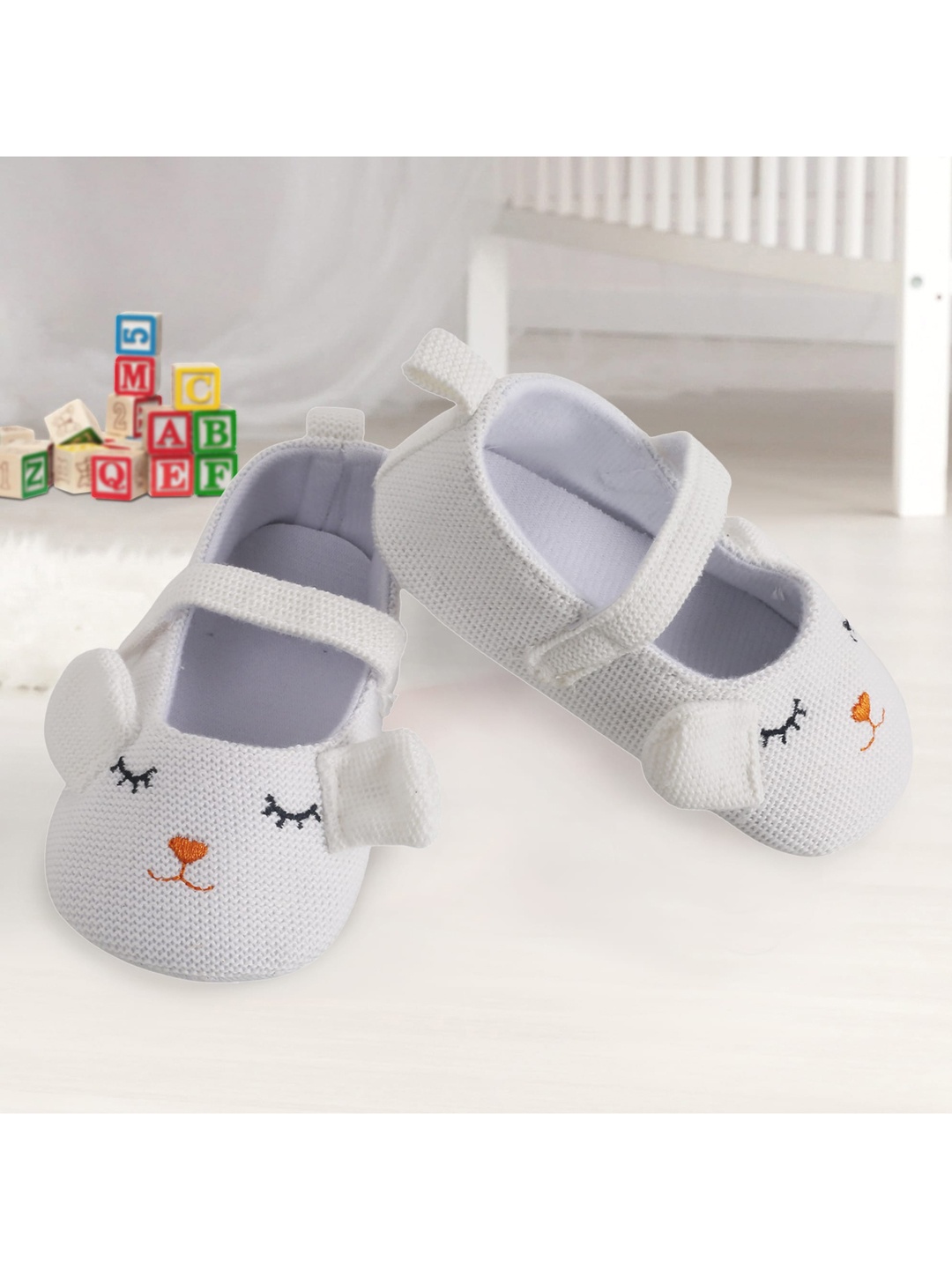 

Baby Moo Girls White & Black Sleepy Puppy Printed Booties