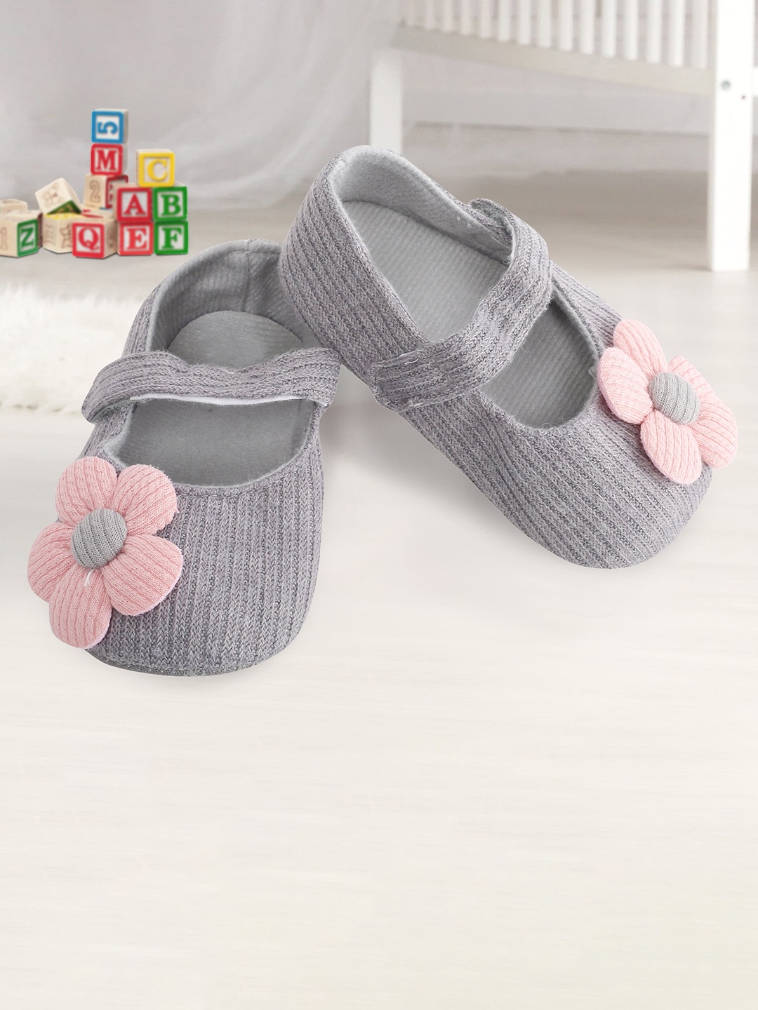 

Baby Moo Infant Girls Grey & Peach-Coloured Floral Applique Booties