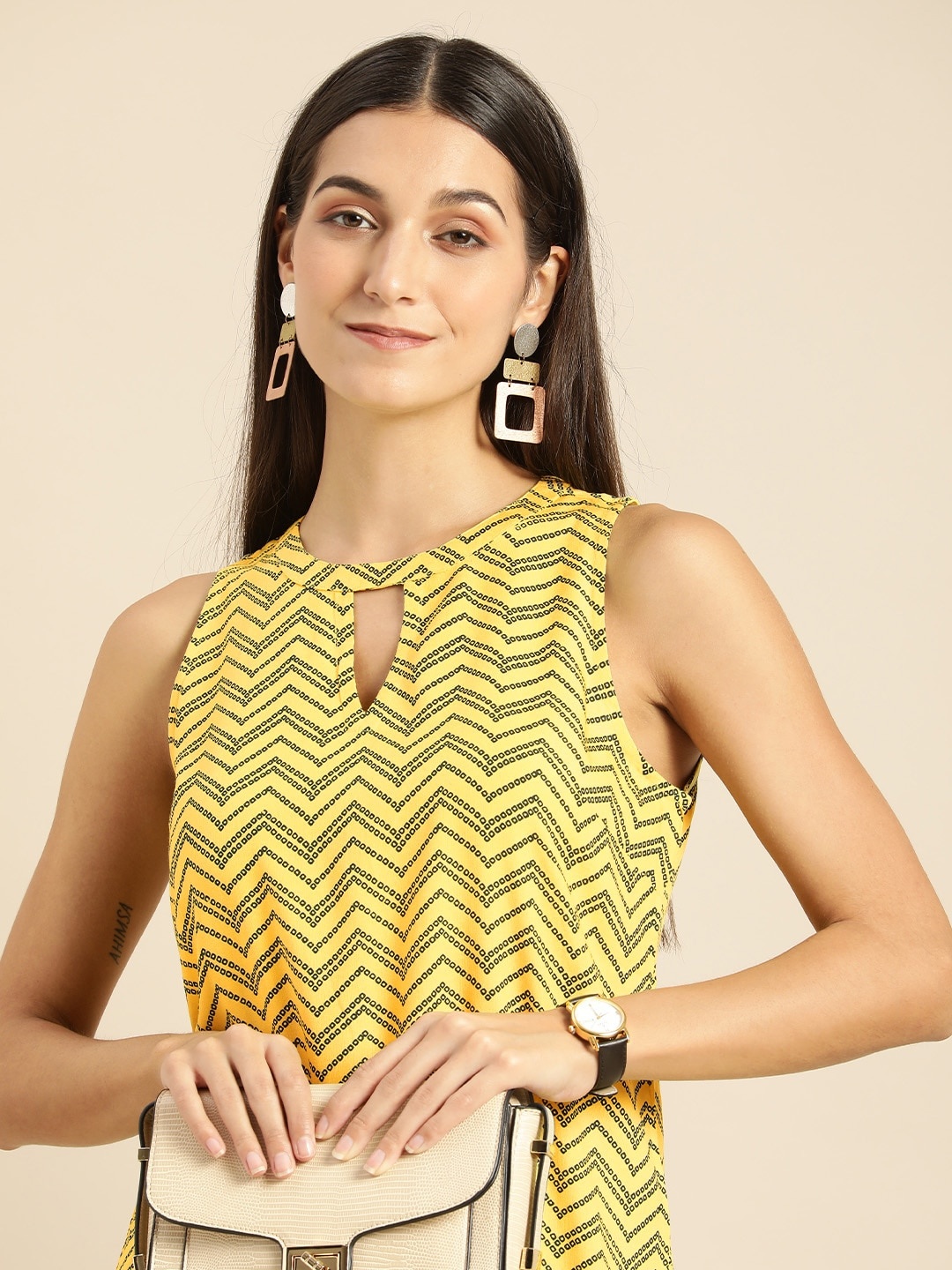 

all about you Women Yellow & Black Geometric Printed Keyhole Neck Kurta