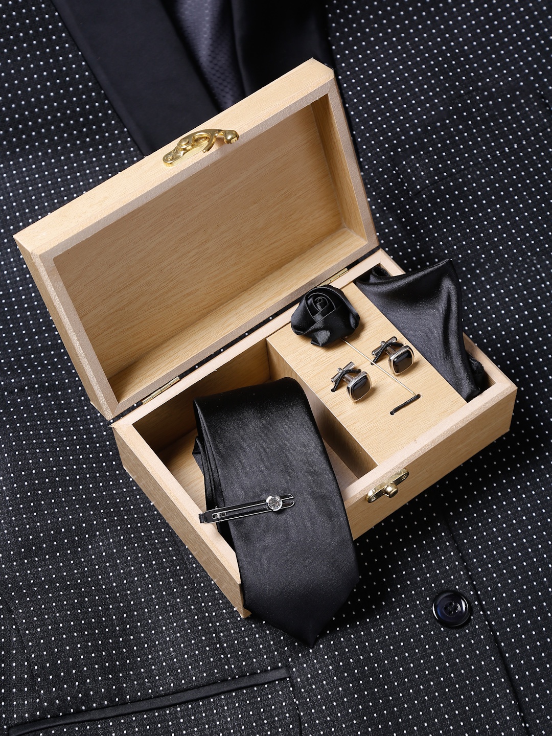 

LOUIS STITCH Men Black & Silver-Toned Solid Italian Silk Accessory Gift Set