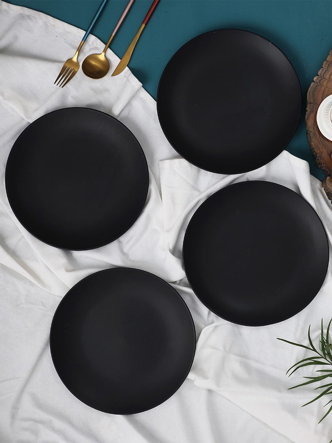 

The Decor Mart Black Set Of 4 Ceramic Matte Plates