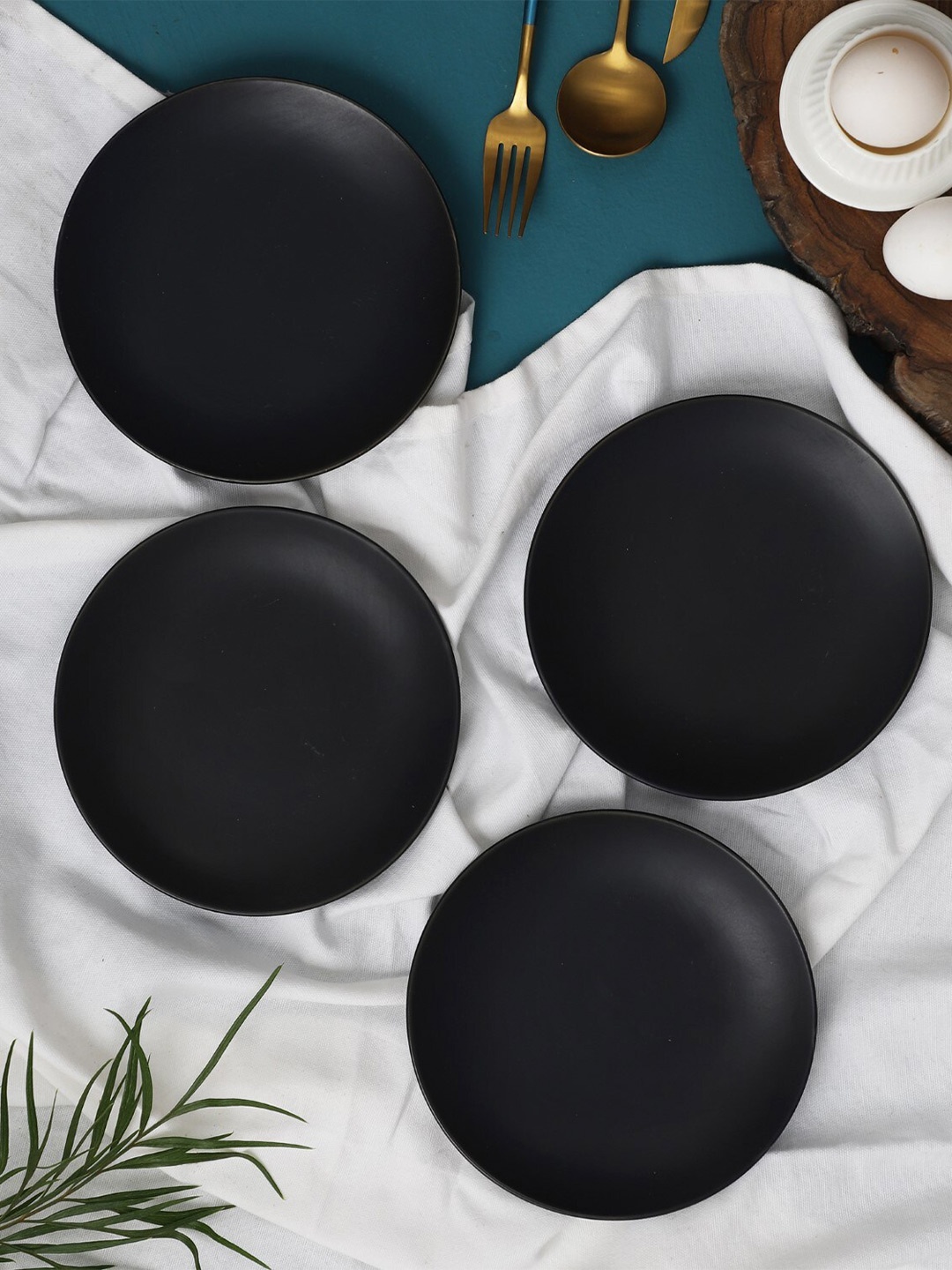 

The Decor Mart Black & 4 Pieces Ceramic Matte Plates