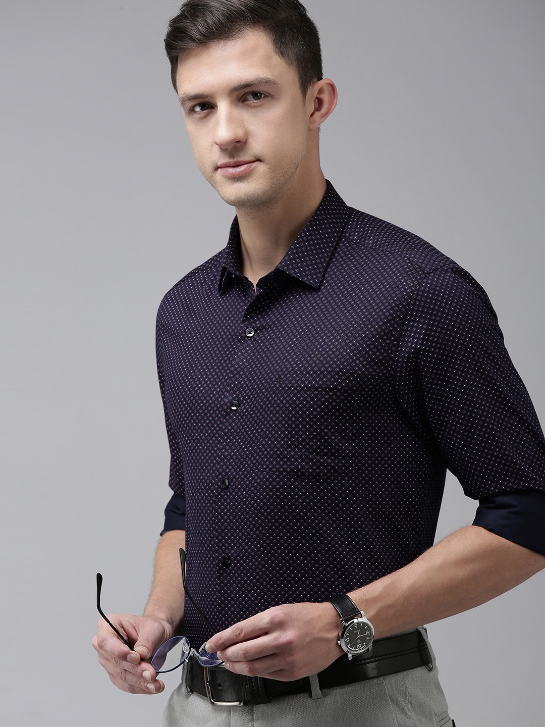 

Arrow Men Blue & Red Floral Printed Slim Fit Pure Cotton Casual Shirt