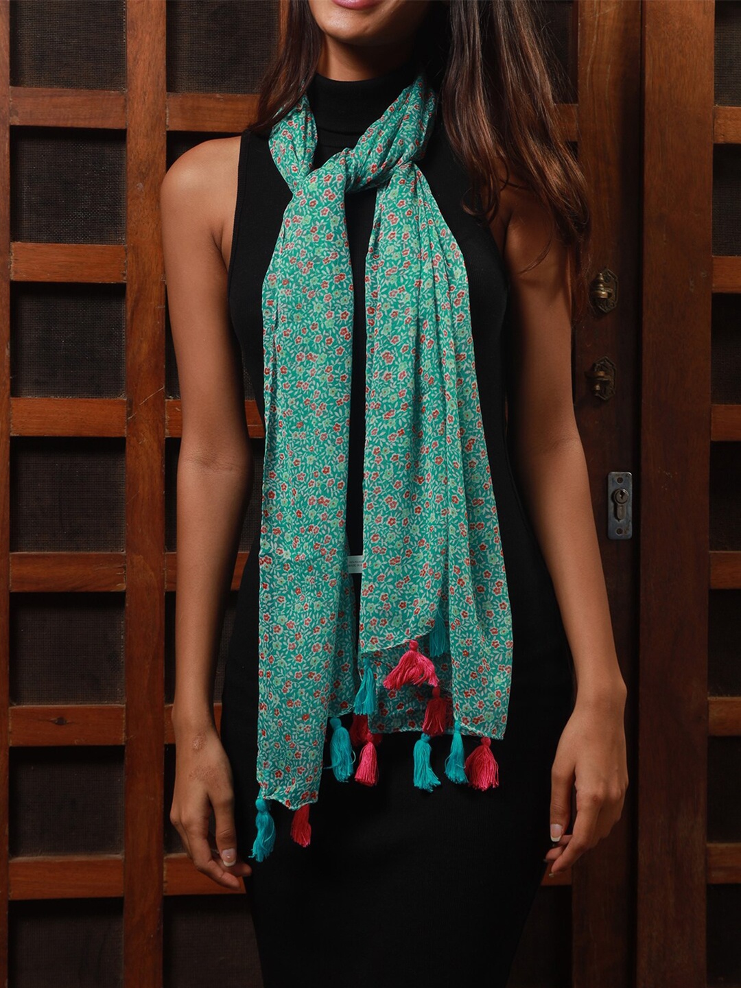 

Ayesha Women Green & Red Floral Printed Chiffon Scarf