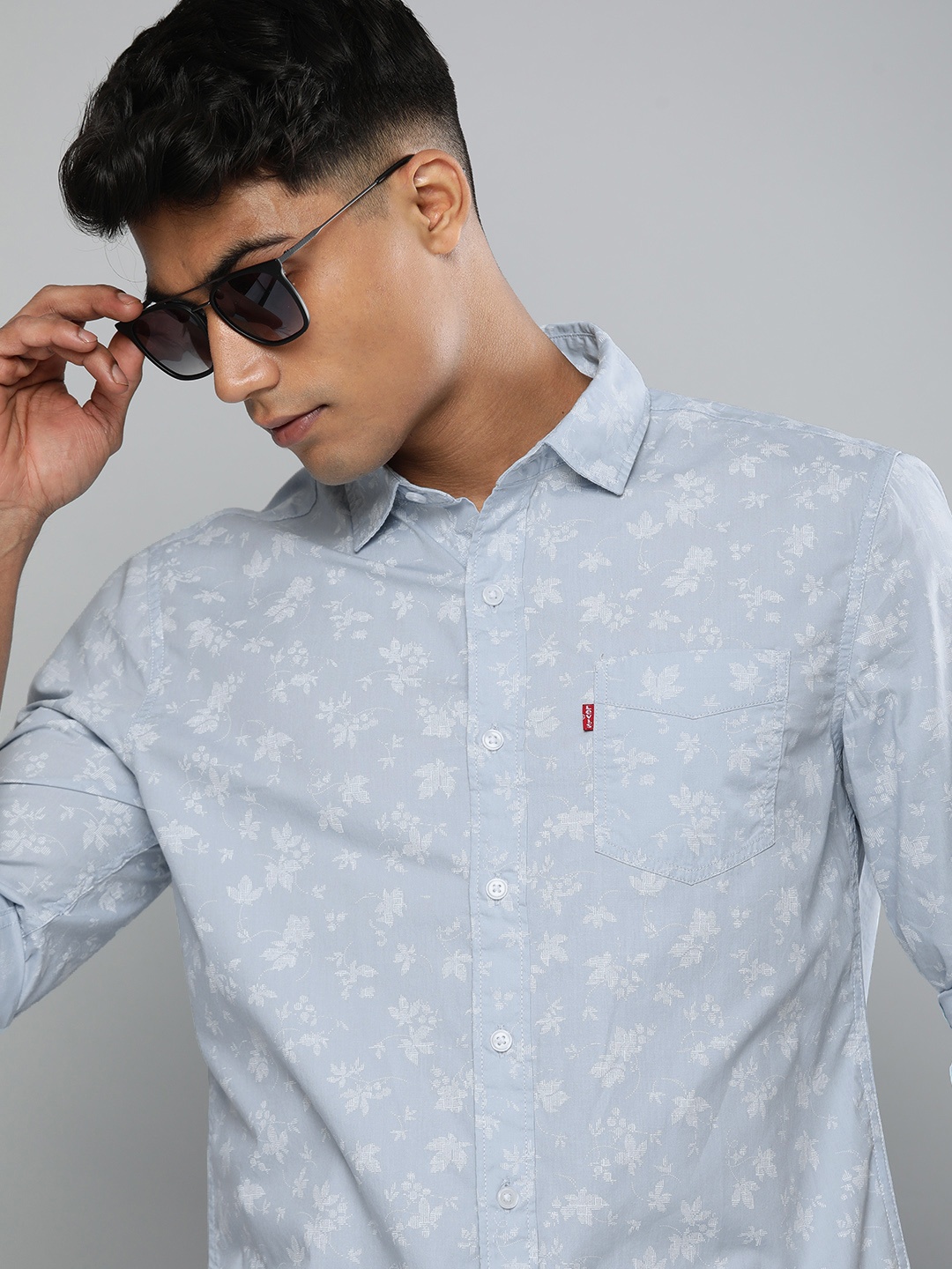

Levis Men Blue & White Slim Fit Floral Printed Pure Cotton Casual Shirt