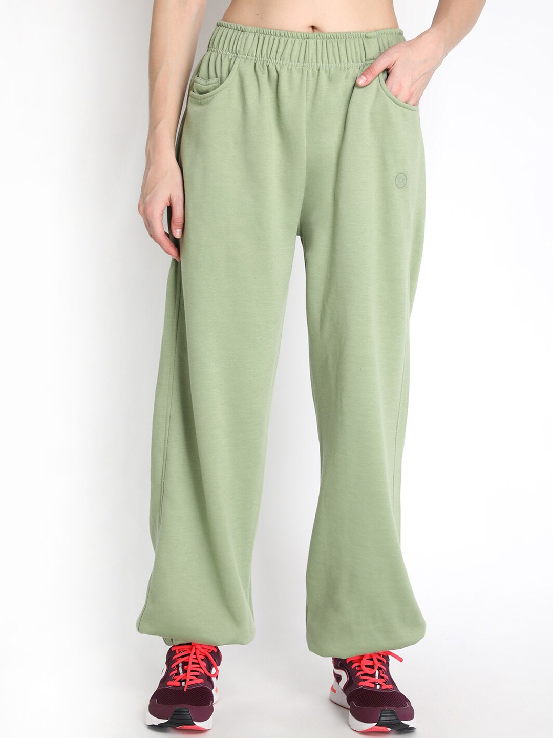 

CHKOKKO Women Green Solid Relaxed-Fit Joggers
