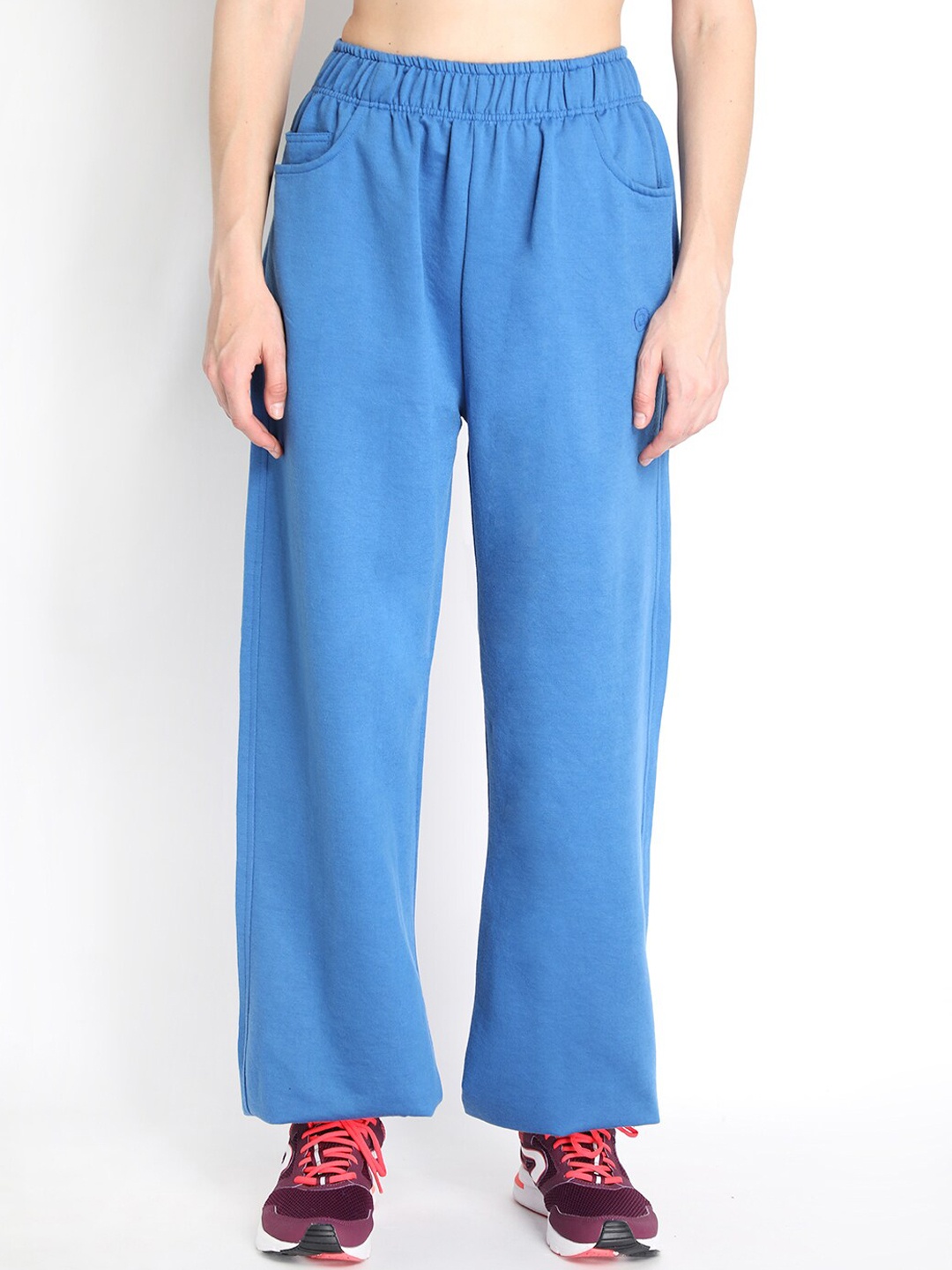 

CHKOKKO Women Blue Solid Relaxed-Fit Trackpants