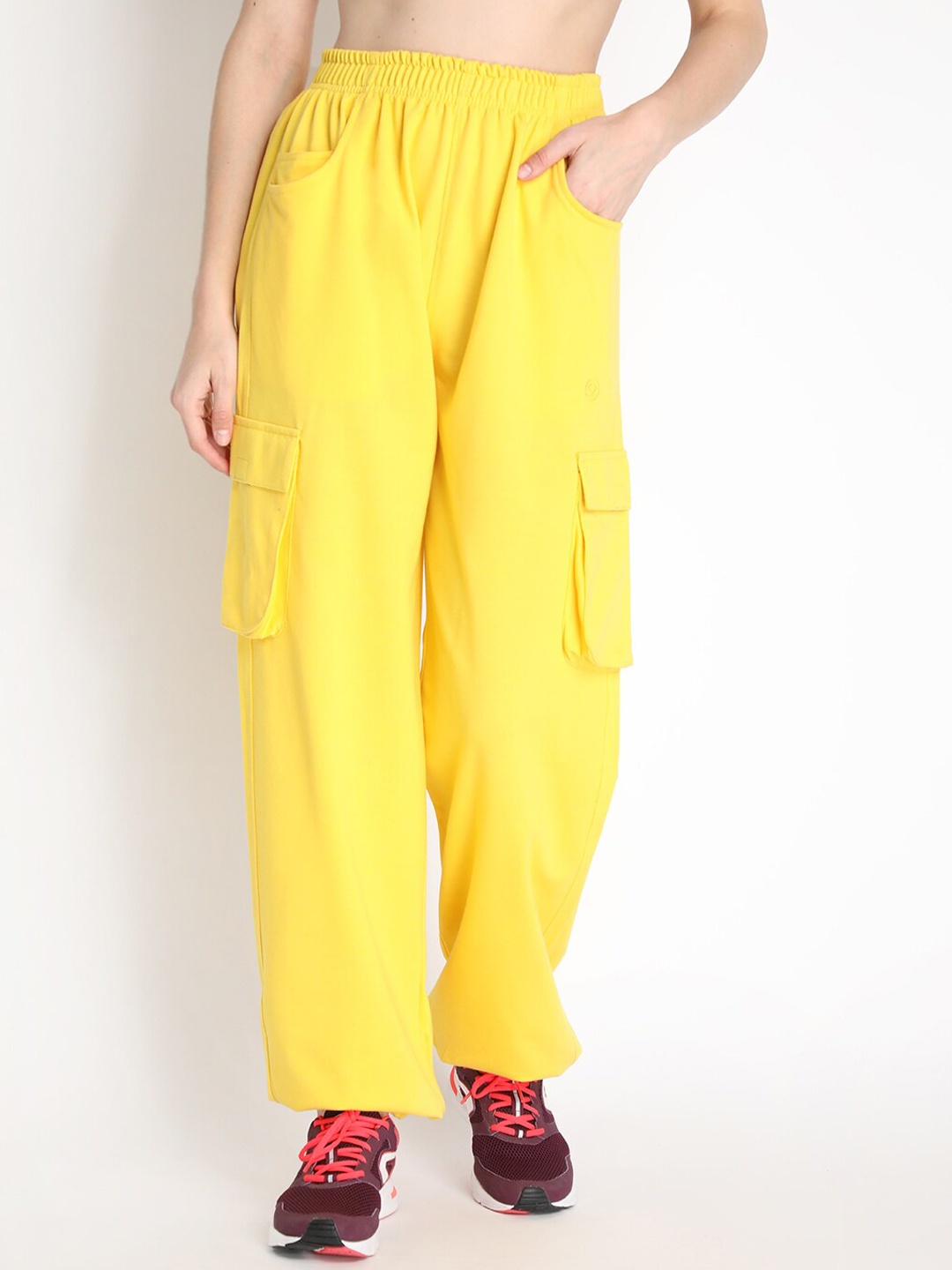 

CHKOKKO Women Yellow Solid Joggers