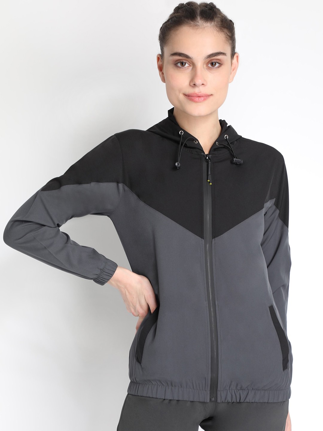

CHKOKKO Women Black Colourblocked Lightweight Sporty Jacket