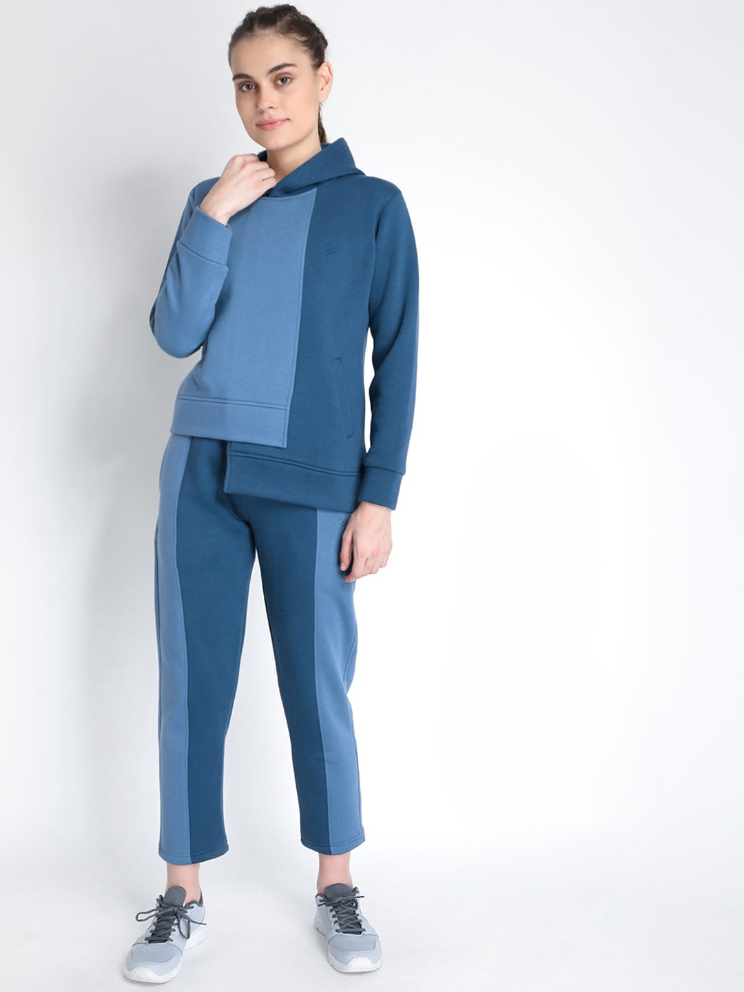 

Chkokko Women Blue Colourblocked Regular Fit Tracksuit