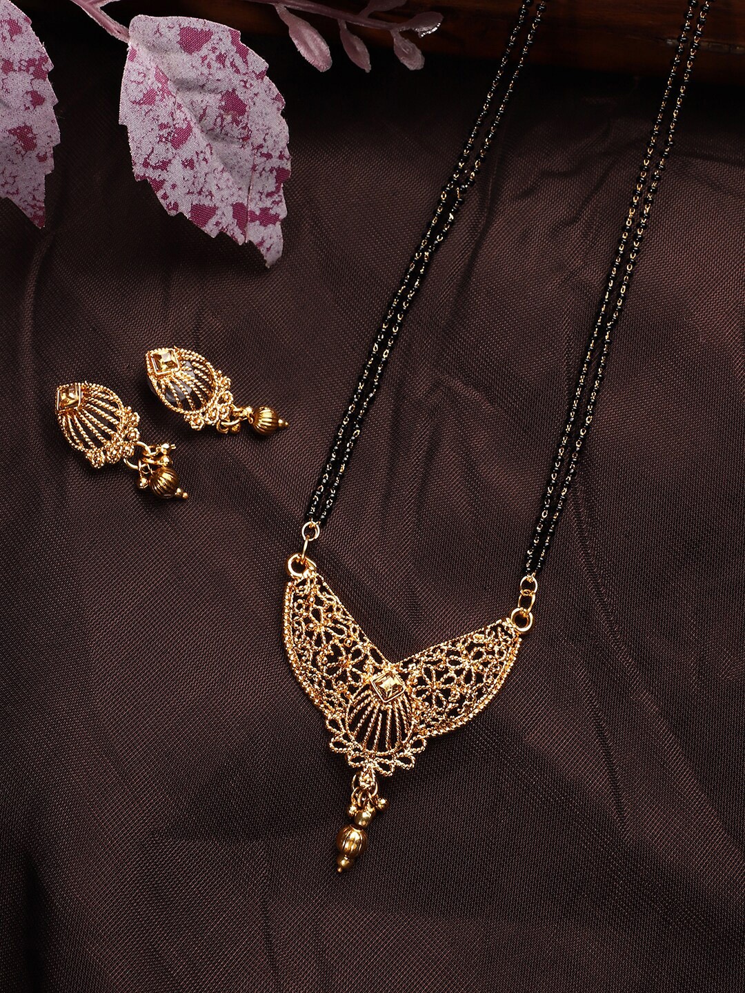 

ANIKAS CREATION Women Gold Stone-Studded & Beaded Mangalsutra With Earrings