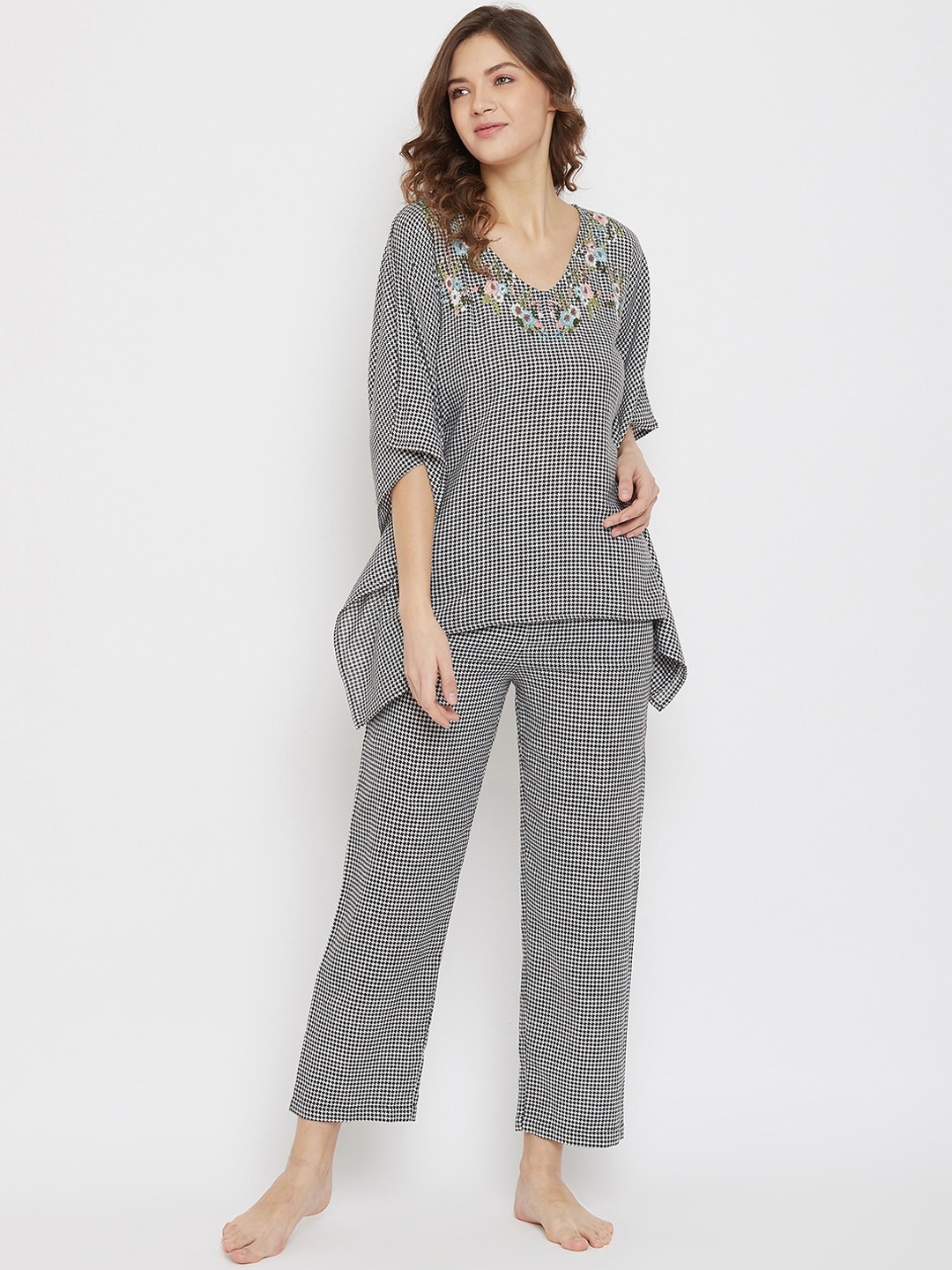 

The Kaftan Company Women Black & White Embroidered Checked Night suit