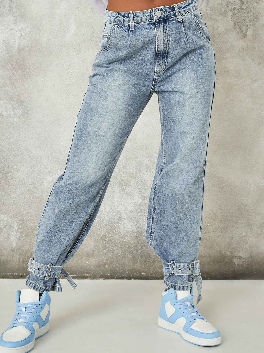 

Missguided Women Blue Light Fade Mom Jeans