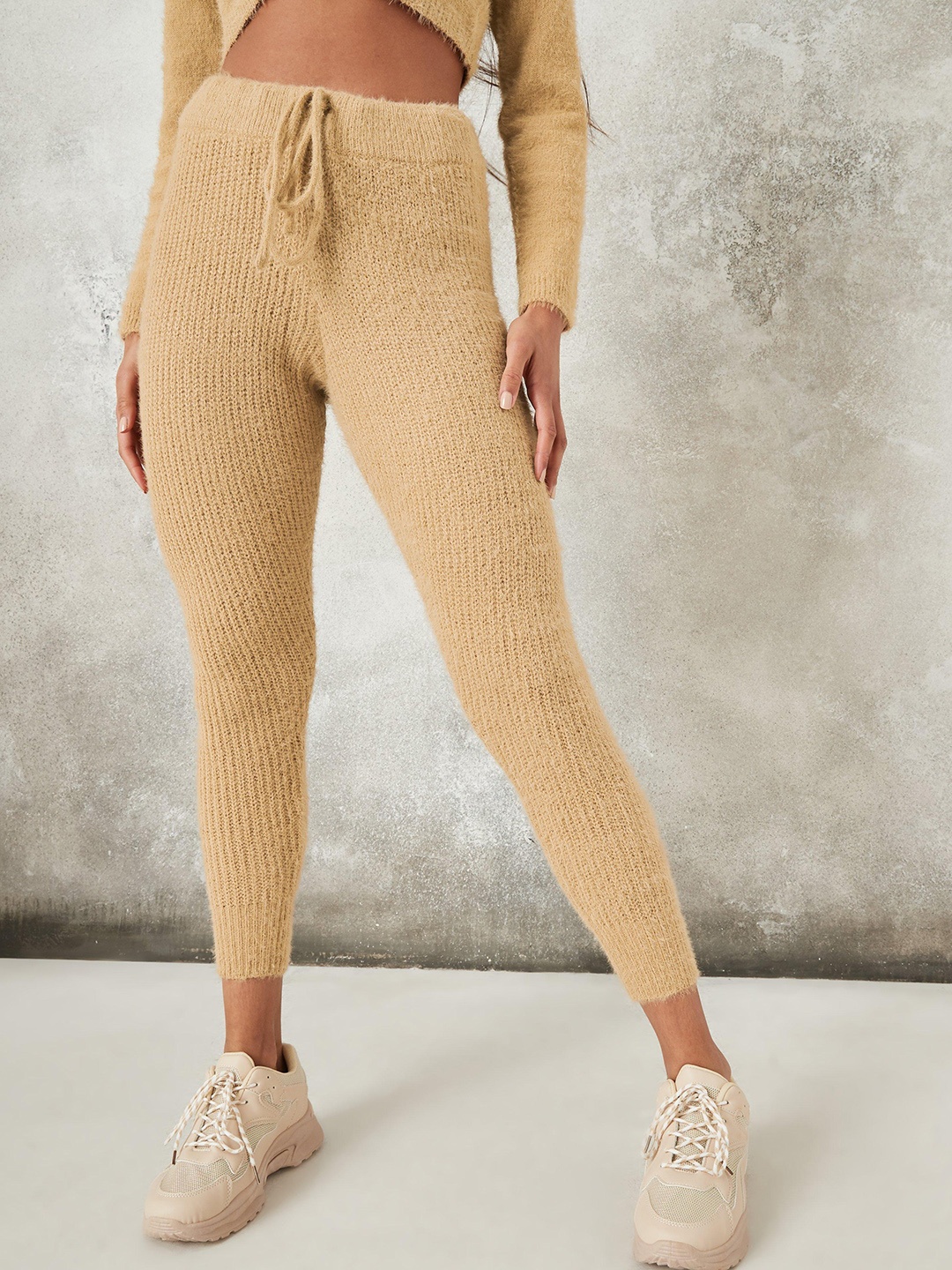 

Missguided Women Beige Solid Knitted Winter Cropped Joggers
