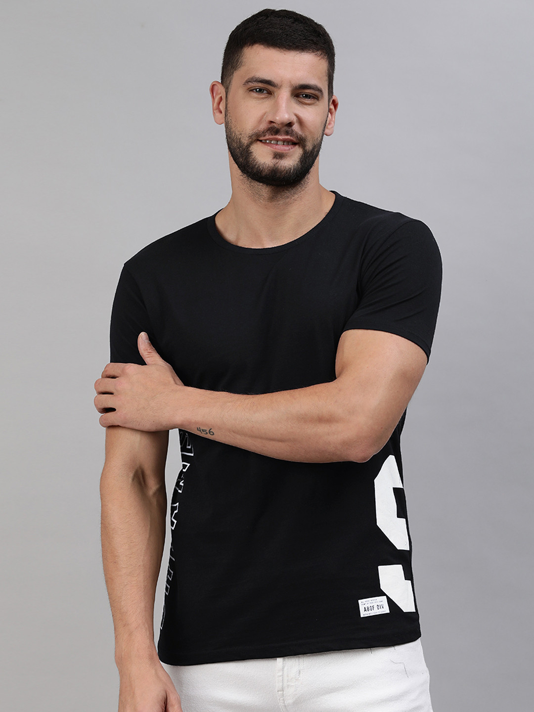 

abof Men Black & White Typography Printed Round Neck Pure Cotton T-shirt
