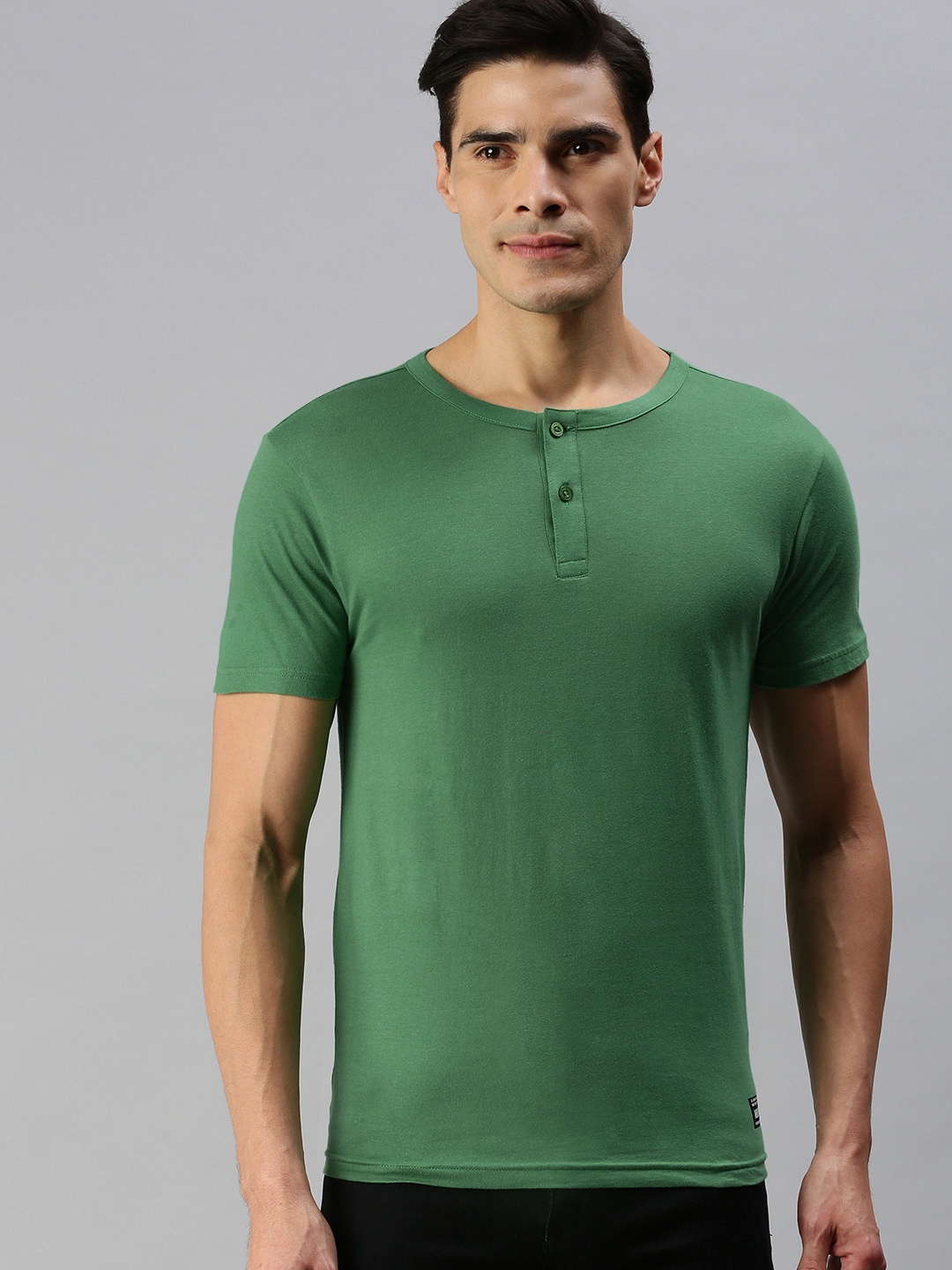

abof Men Green Solid Button Embelished Short Sleeved Casual T-shirt