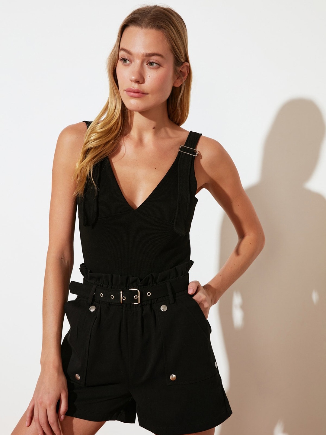 

Trendyol Women Stylish Black Solid Shorts