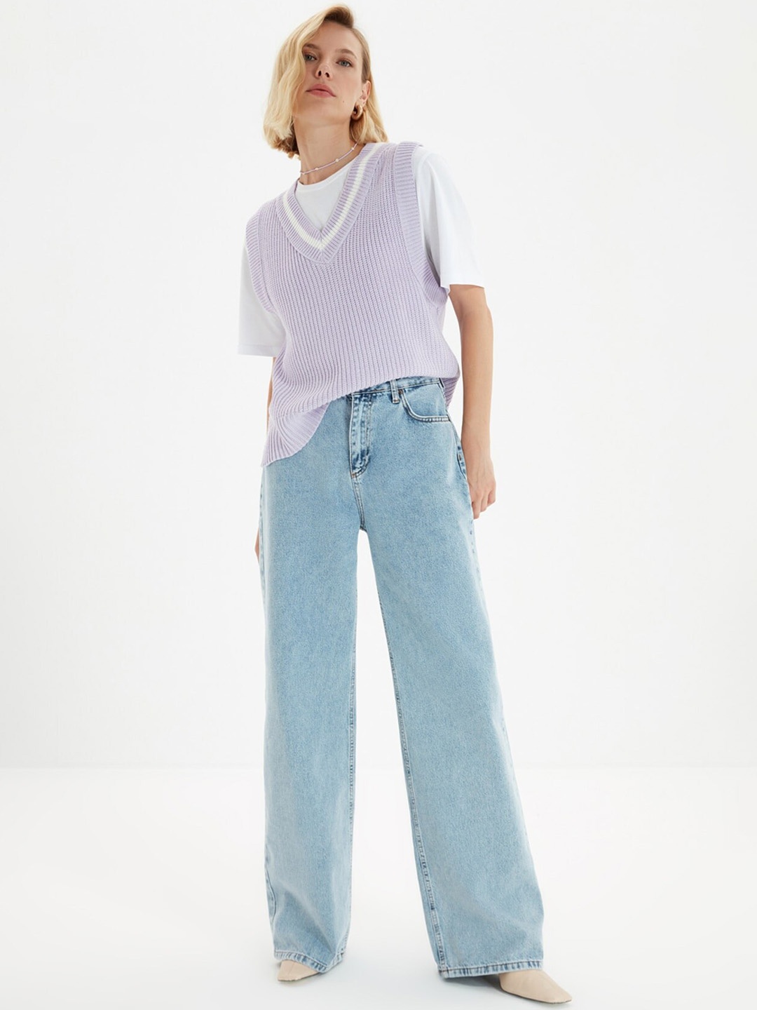 

Trendyol Women Stunning Blue High-Rise Relaxed Fit Jeans
