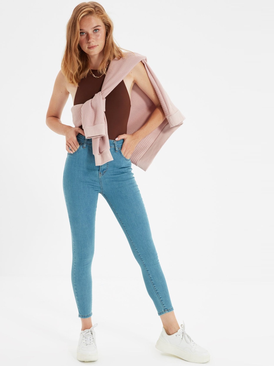 

Trendyol Women Stunning Blue Mid-Rise Regular Fit Cropped Jeans