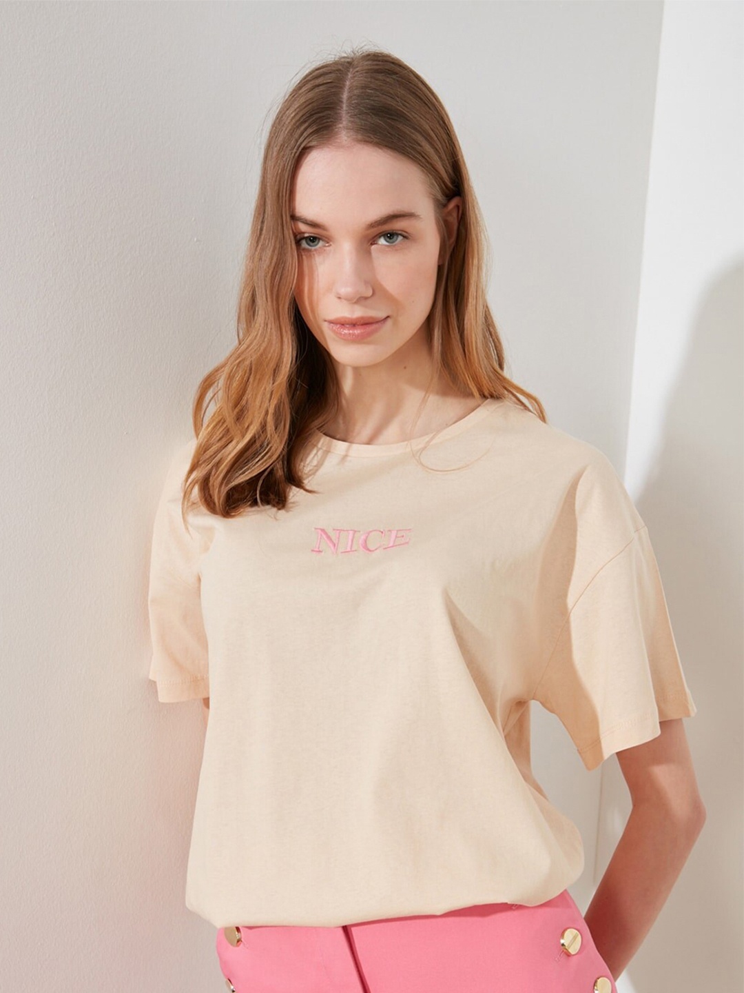 

Trendyol Women Brown Typography Pure Cotton T-shirt, Camel brown