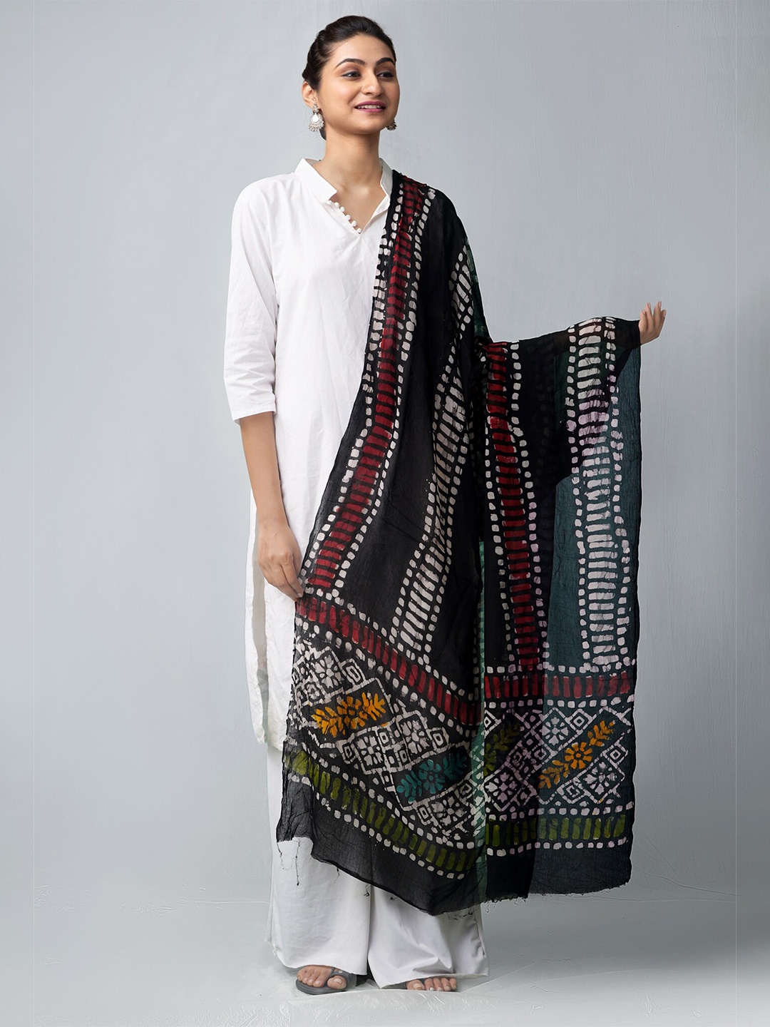 

Unnati Silks Black & White Ethnic Motifs Dyed Batik Dupatta