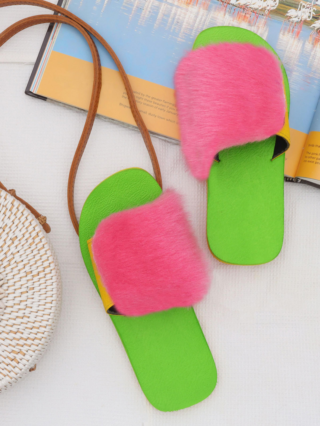 

DChica Girls Green & Pink Sliders