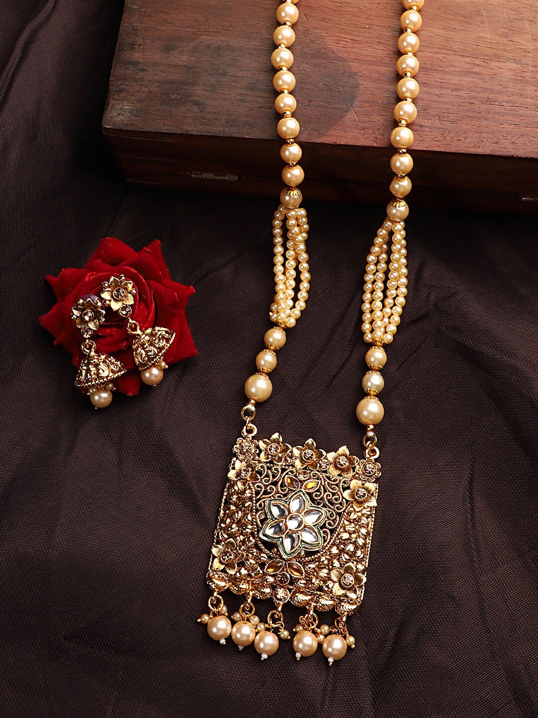 

ANIKAS CREATION Gold-Plated Handcrafted Kundan & Pearl Jewellery Set