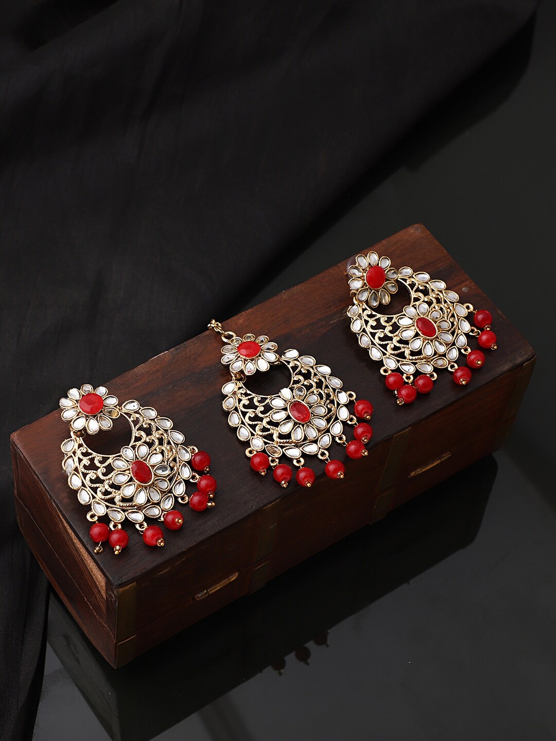 

ANIKAS CREATION Gold-Plated & Red Kundan Studded Maang Tika & Earring Set