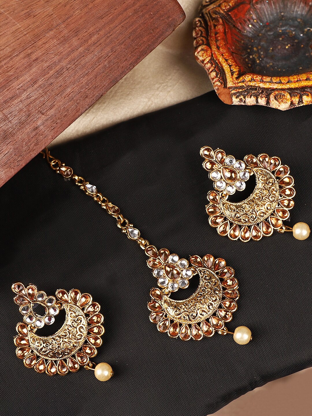 

ANIKAS CREATION Gold-Plated White Kundan Stone Studded Jewellery Set