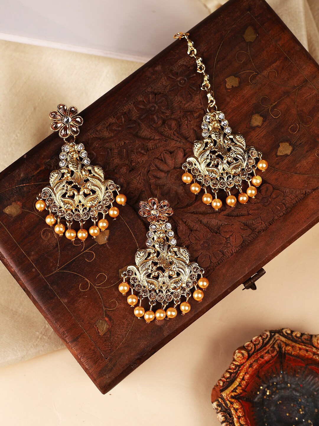 

ANIKAS CREATION Gold-Plated & White Kundan Stone Studded & Beaded Maang Tika & Earring Set