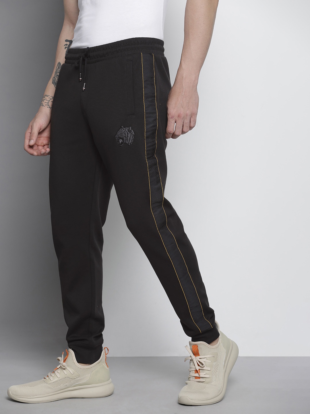 

Tommy Hilfiger Men Black Solid Joggers