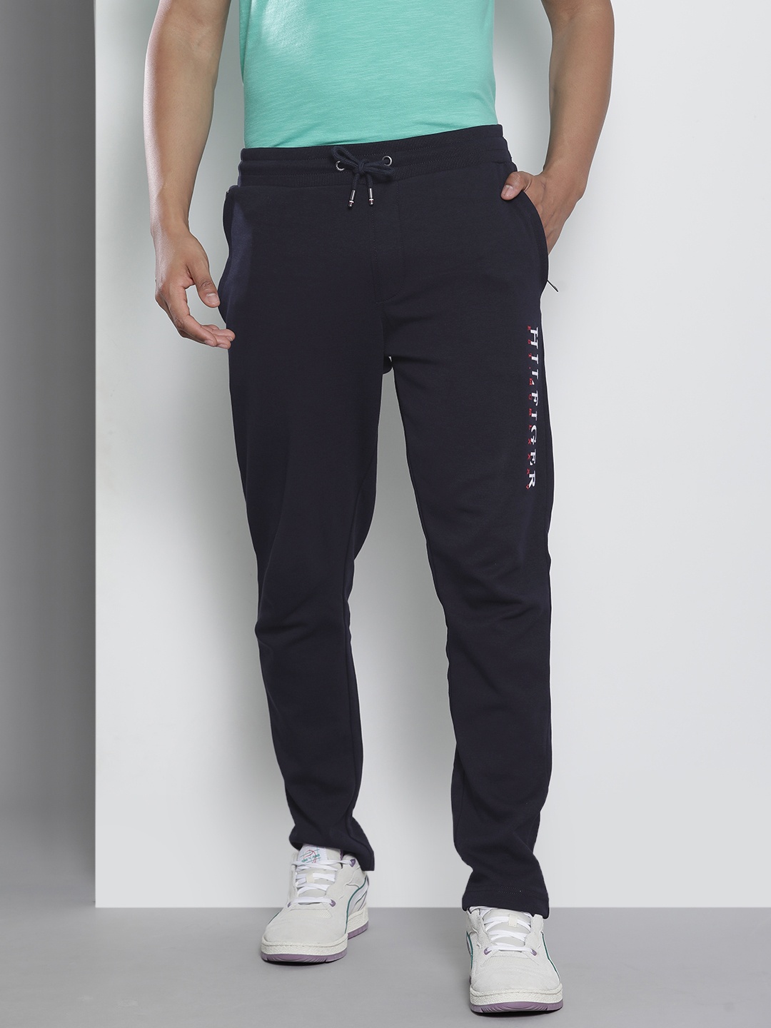 

Tommy Hilfiger Men Blue Solid Joggers, Navy blue