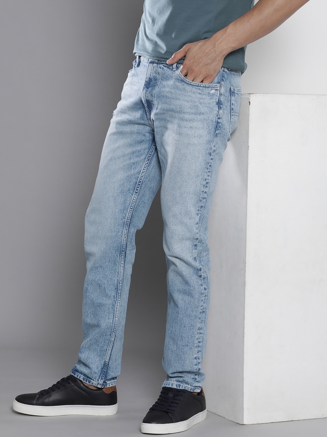

Tommy Hilfiger Men Blue Tapered Fit Light Fade Stretchable Jeans