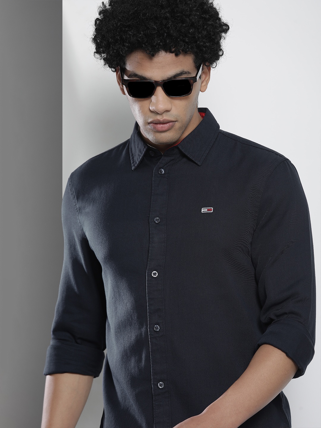

Tommy Hilfiger Men Navy Blue Solid Twill Casual Shirt