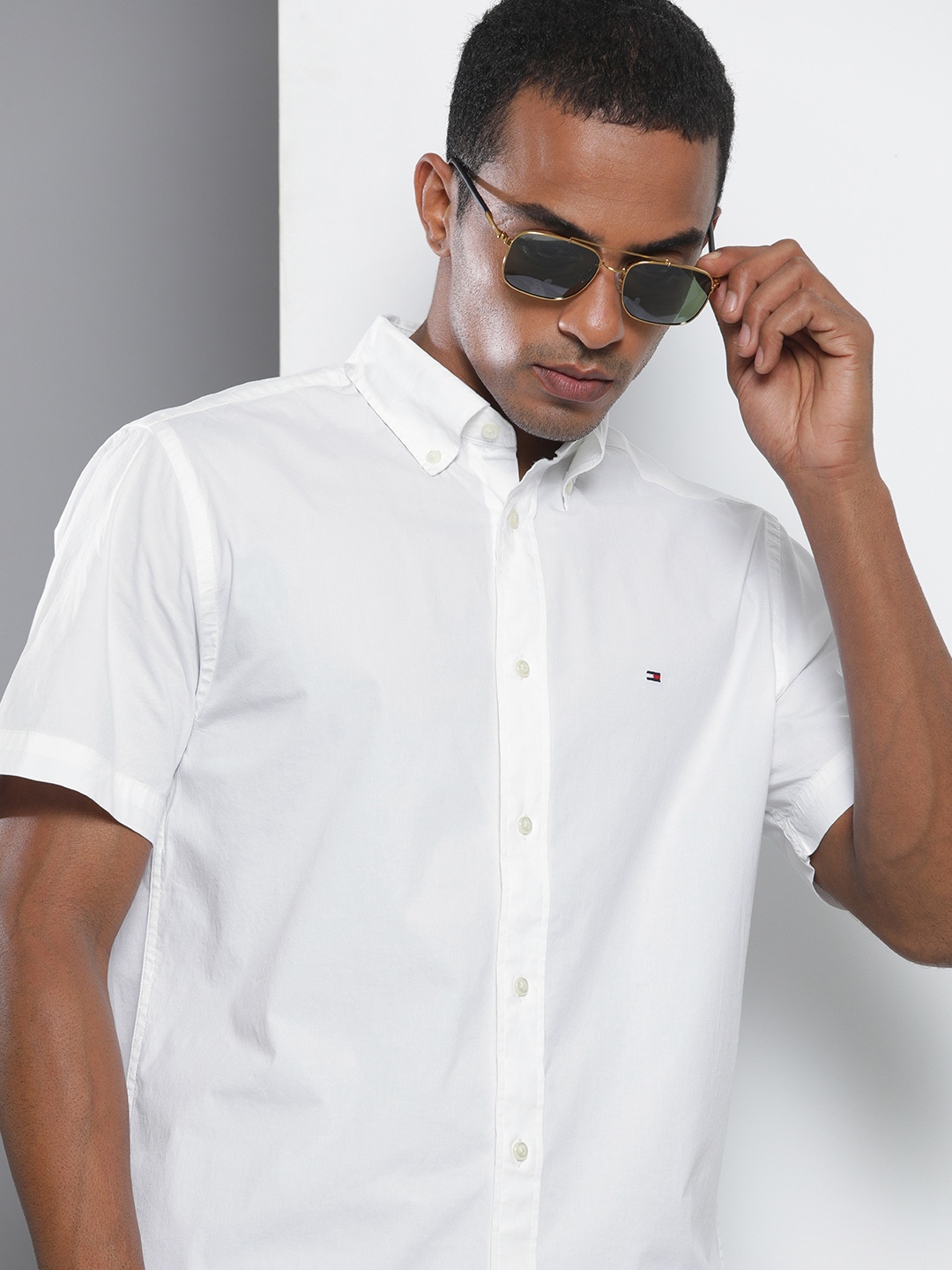 

Tommy Hilfiger Men White Solid Short Sleeved Casual Shirt