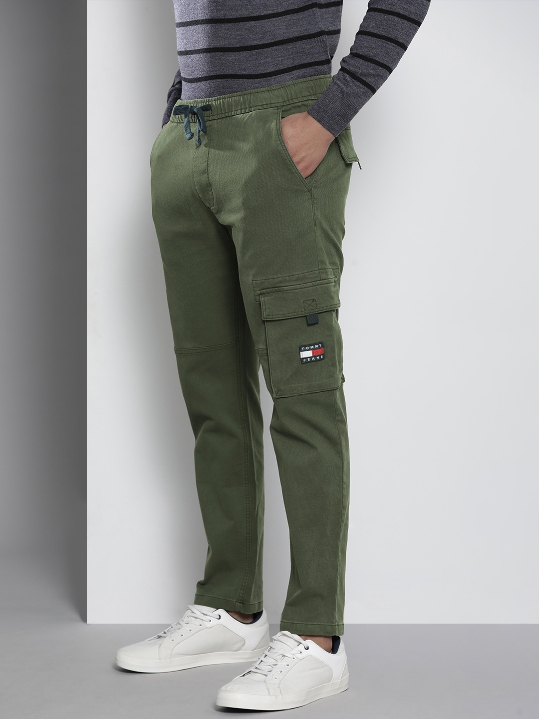 

Tommy Hilfiger Men Olive Green Tapered Fit Cargos Trousers
