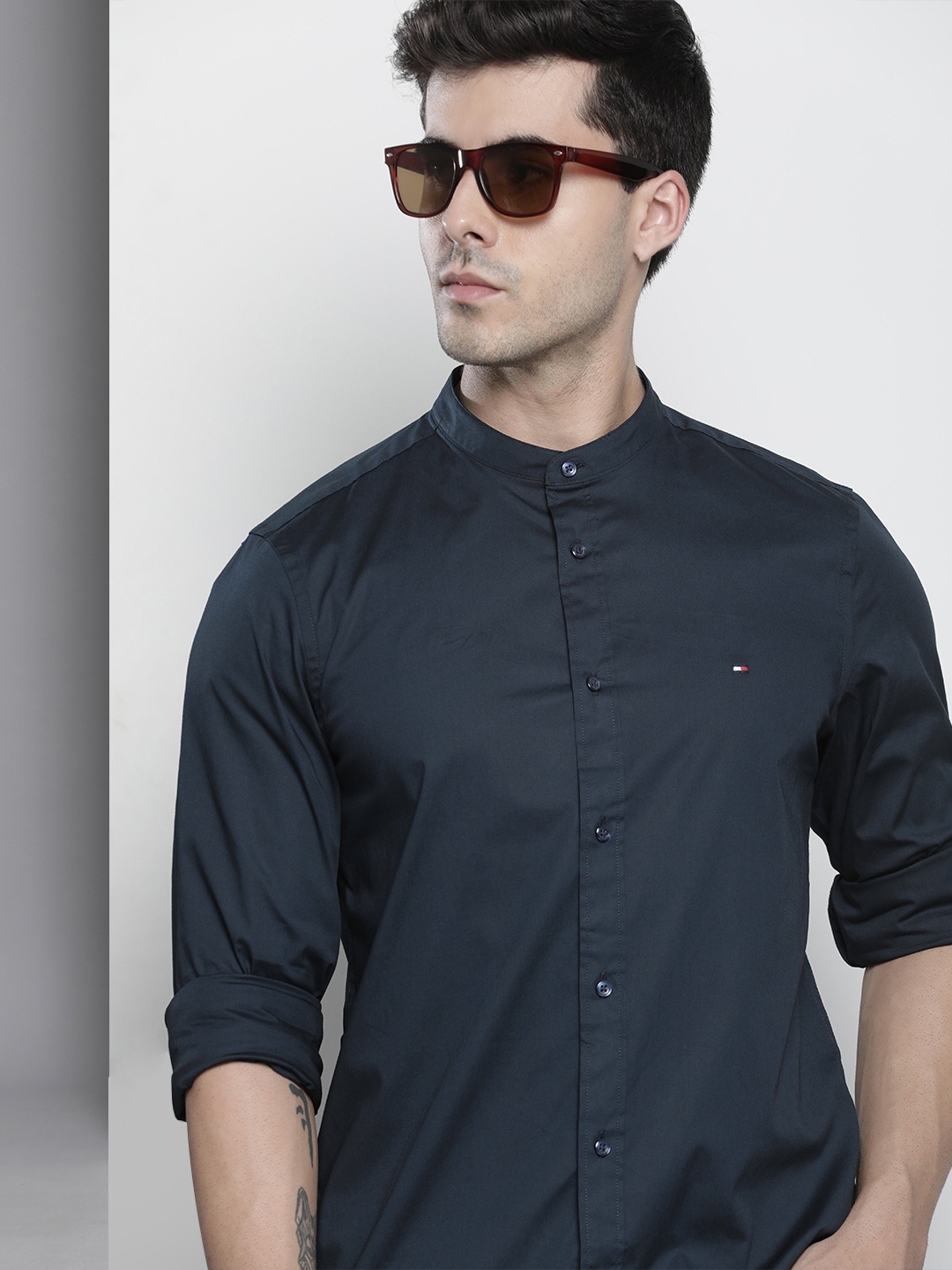 

Tommy Hilfiger Men Navy Blue Solid Slim Fit Casual Shirt