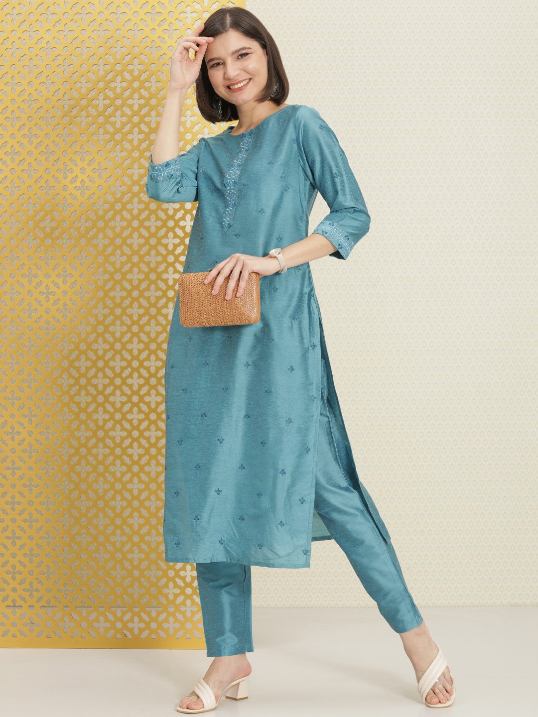 

House of Pataudi Women Blue Ethnic Motifs Kurta with Trousers