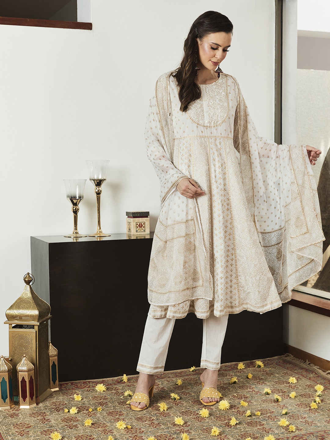 

House of Pataudi Women White Printed Pure Cotton Jashn Kurta with Trousers & Dupatta