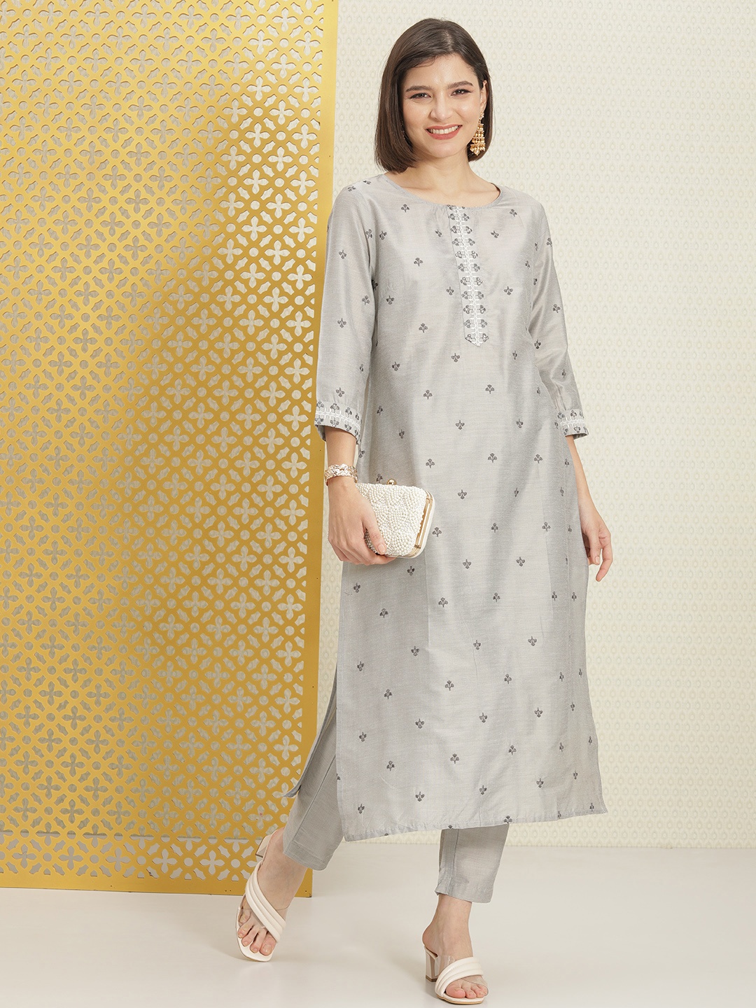 

House of Pataudi Women Grey Floral Embroidered Empire Thread Work Kurta with Trousers