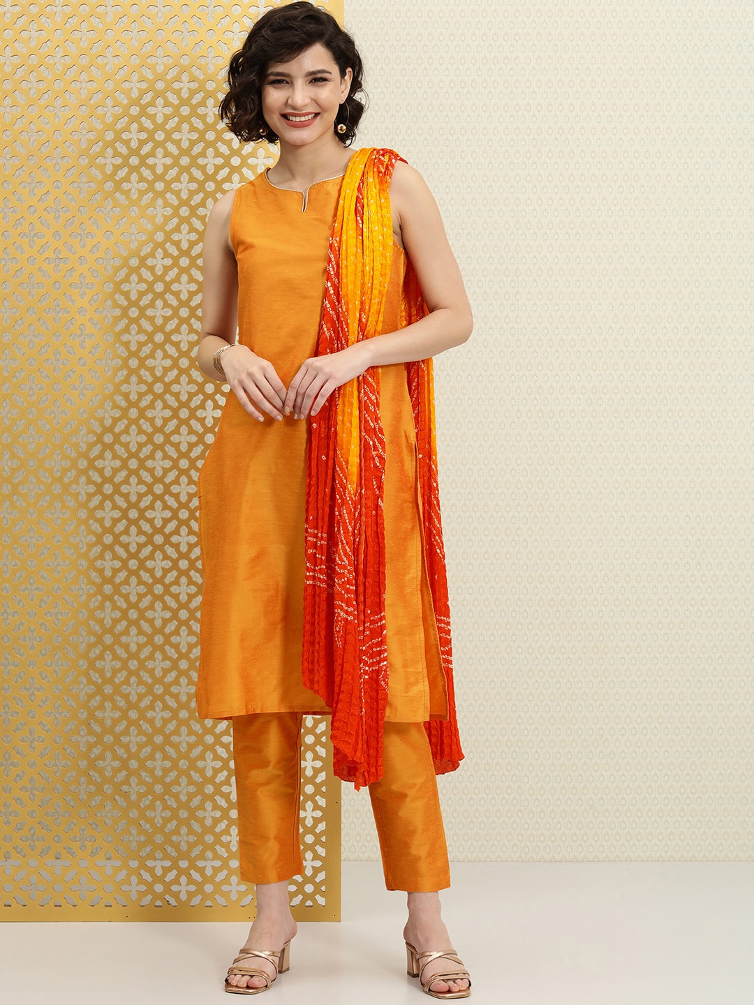 

House of Pataudi Women Orange Jashn Kurta with Trousers & Bandhani Dupatta