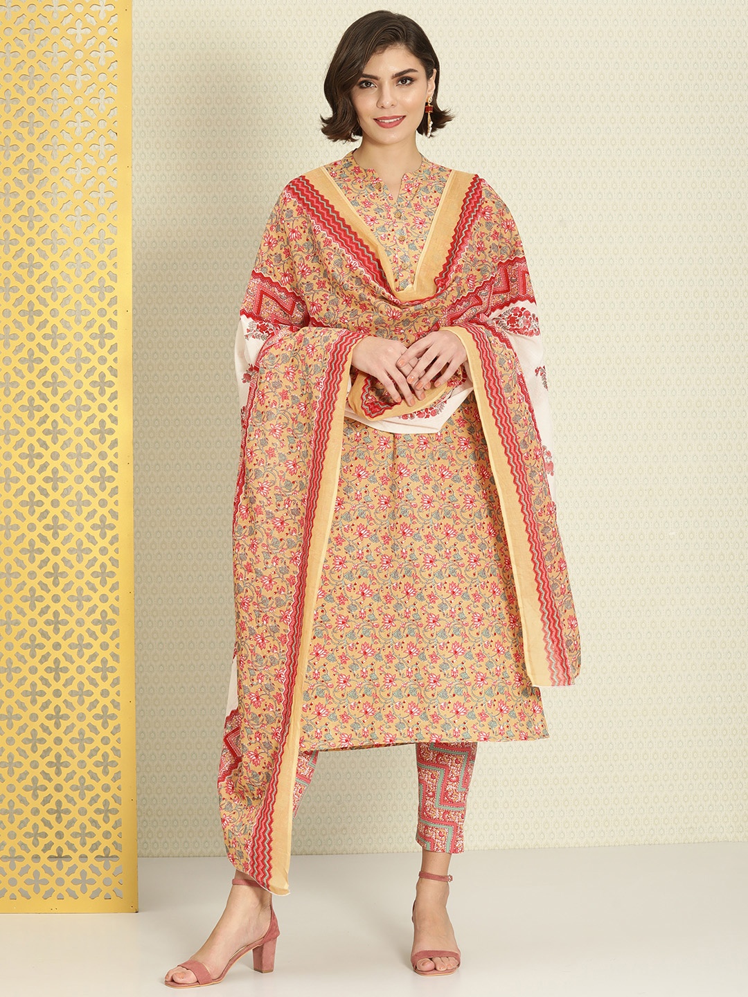 

House of Pataudi Women Pink Floral Printed Pure Cotton Kurta with Trousers & With Dupatta, Beige