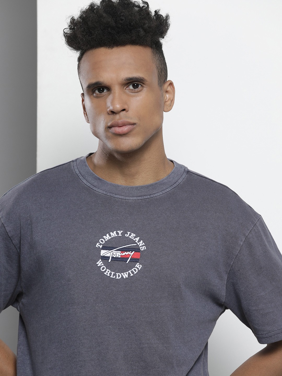 

Tommy Hilfiger Men Navy Blue Brand Logo Embroidered Organic Cotton T-shirt