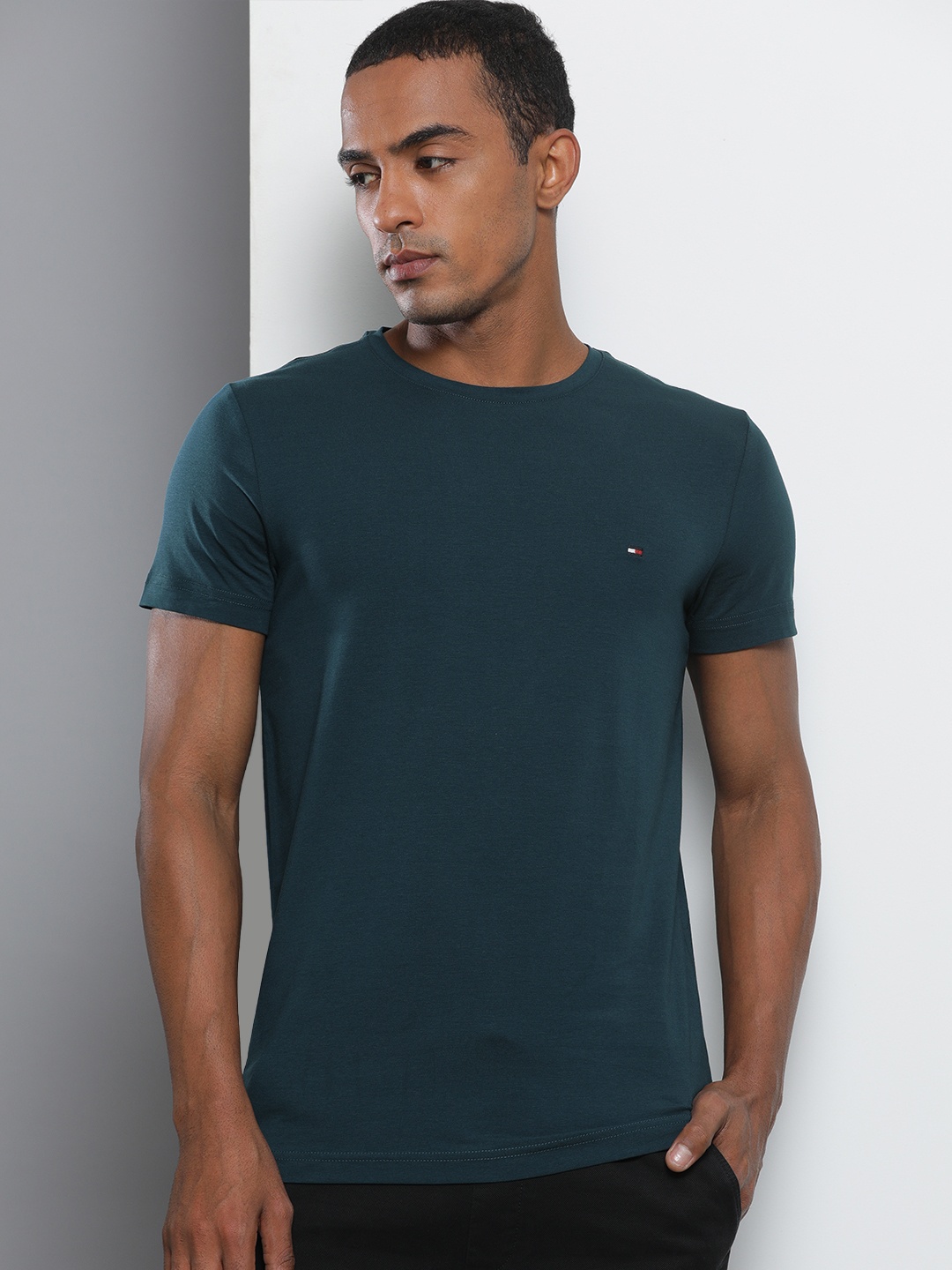 

Tommy Hilfiger Men Teal Solid Slim Fit T-shirt