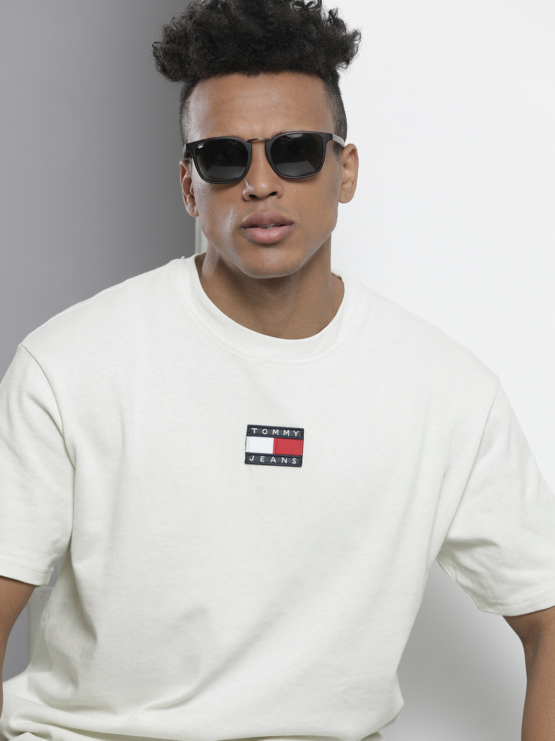 

Tommy Hilfiger Men White Drop-Shoulder Sleeves Organic Cotton Applique Detail T-shirt