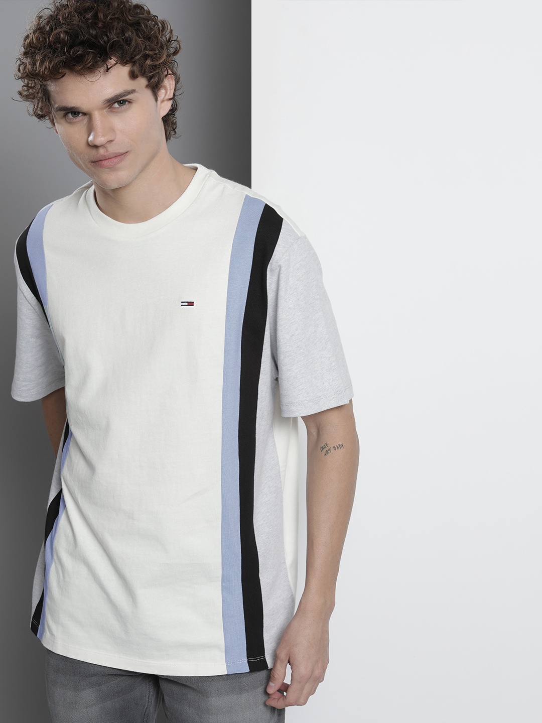 

Tommy Hilfiger Men White & Blue Striped Organic Cotton T-shirt