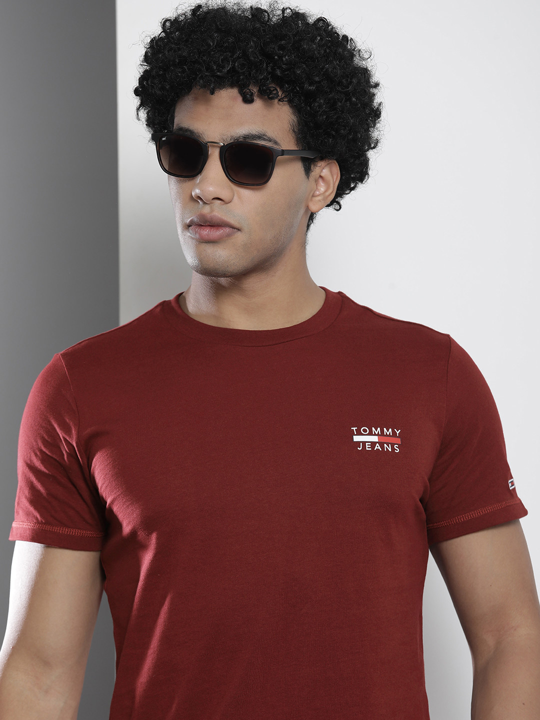 

Tommy Hilfiger Men Maroon Brand Logo Slim Fit T-shirt
