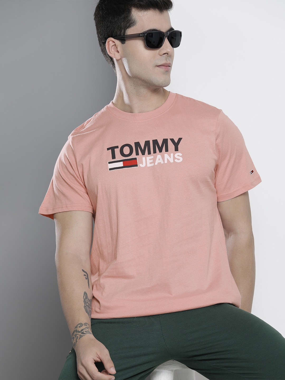 

Tommy Hilfiger Jeans Men Broadway Pink Brand Logo Print Round Neck Organic Cotton T-shirt