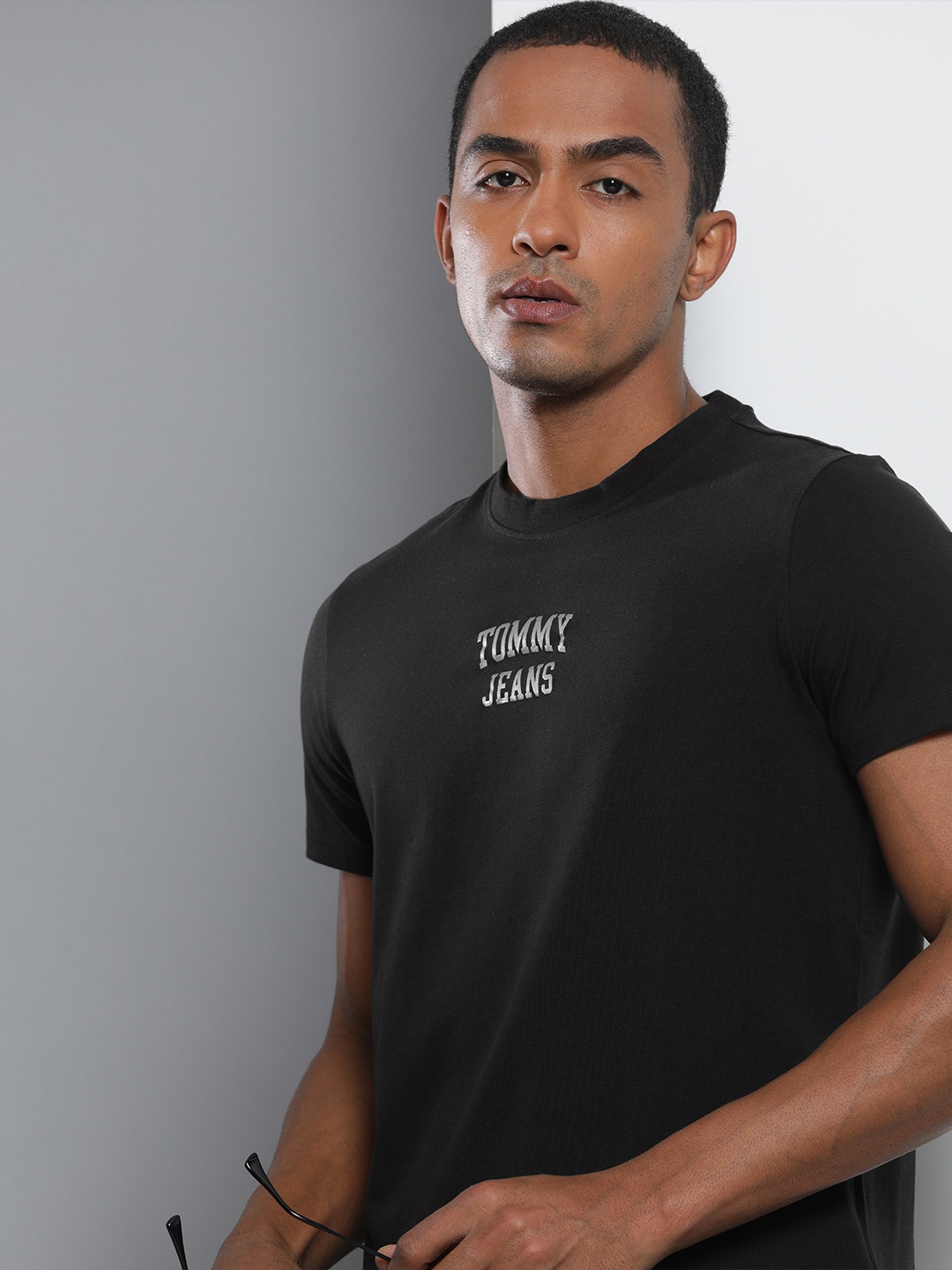 

Tommy Hilfiger Men Black Typography Printed Slim Fit T-shirt